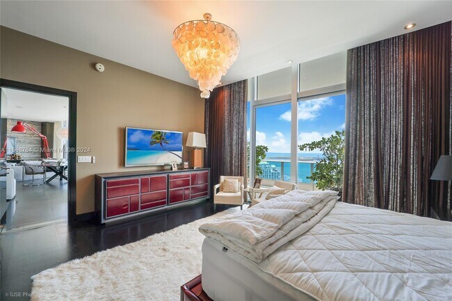 Building Photo - 200 Biscayne Blvd Way