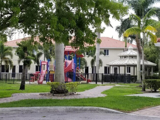 Foto del edificio - 21205 NW 14th Pl