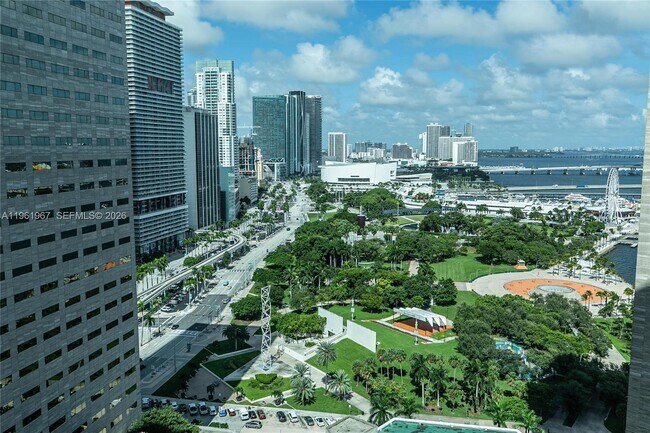 Foto del edificio - 325 S Biscayne Blvd