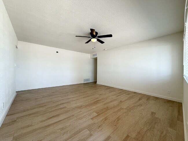 Building Photo - Charming 3-Bedroom Oasis with 2 Full Baths...