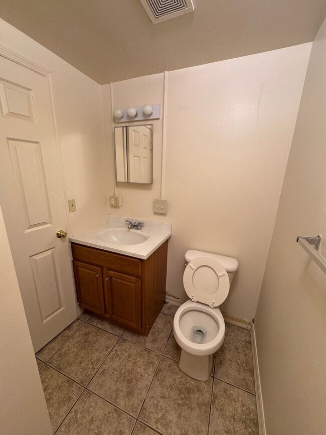 Building Photo - Budget-Friendly Studio Near SRU Campus