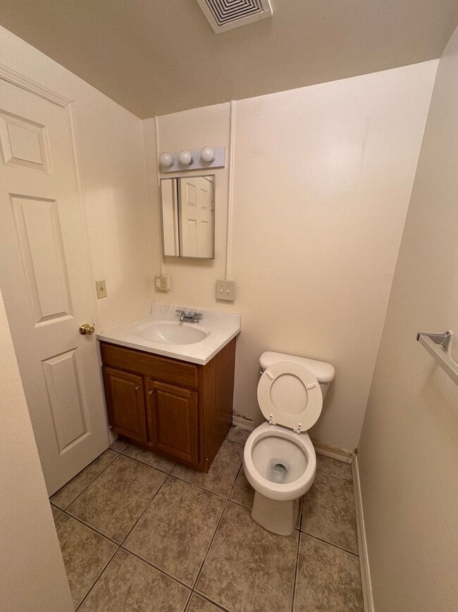 Building Photo - Budget-Friendly Studio Near SRU Campus