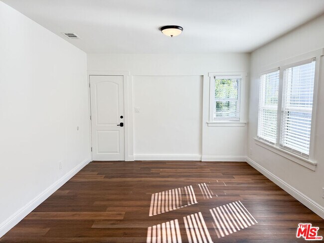 Building Photo - 340 S Benton Way