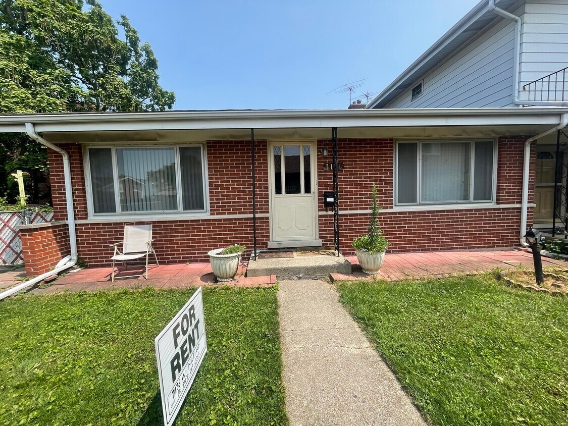 Primary Photo - 7136 W Niles Ave