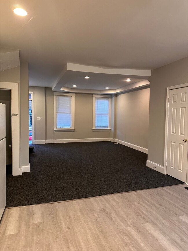 Building Photo - 2 Bedroom - Newly Renovated!