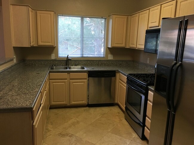 Foto del edificio - Gorgeous 2Bed/2Bath, 2nd-Story Condo locat...