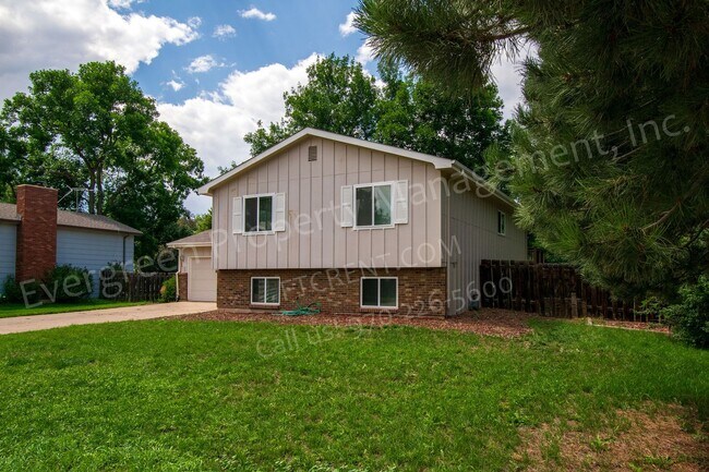 Building Photo - Huge 4 Bedroom, 2 Bath House by Red Fox Me...