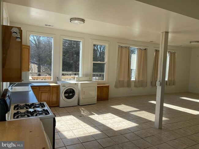 Building Photo - 856 Spriggs Rd