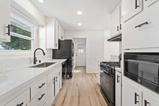 Building Photo - 4841 Mt Etna Dr