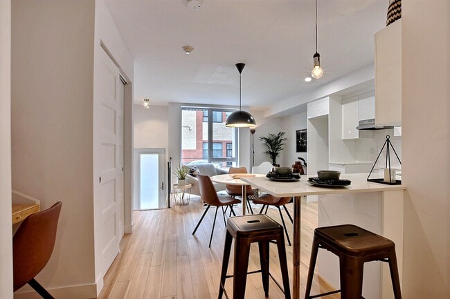 Building Photo - 805 Rue De Castelnau E