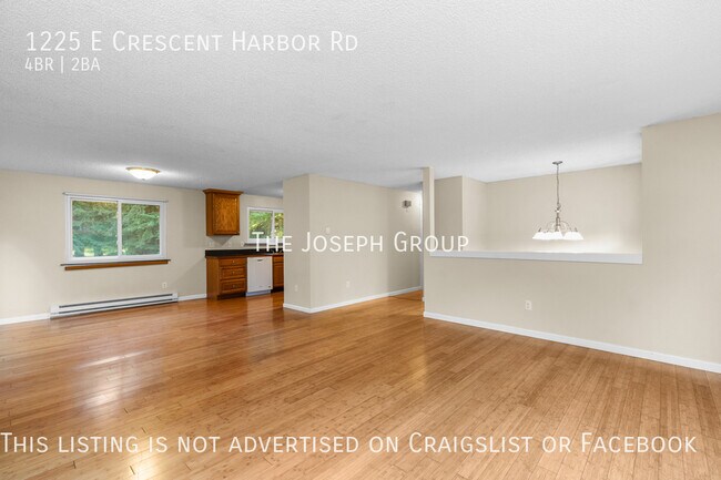 Building Photo - Roomy 4 bed/2 bath split-level in Oak Harbor!