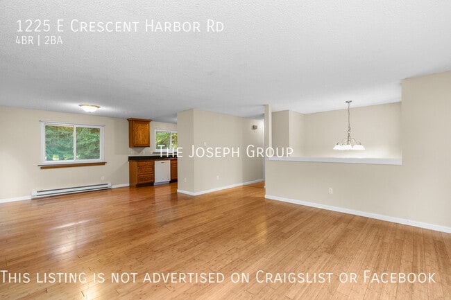 Foto del edificio - Roomy 4 bed/2 bath split-level in Oak Harbor!