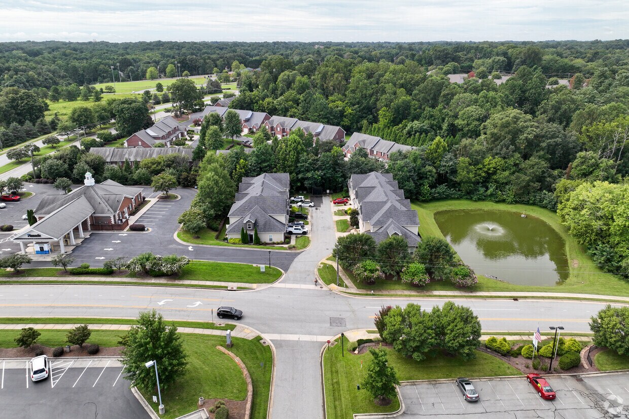 Contexto - New Garden Square Townhomes