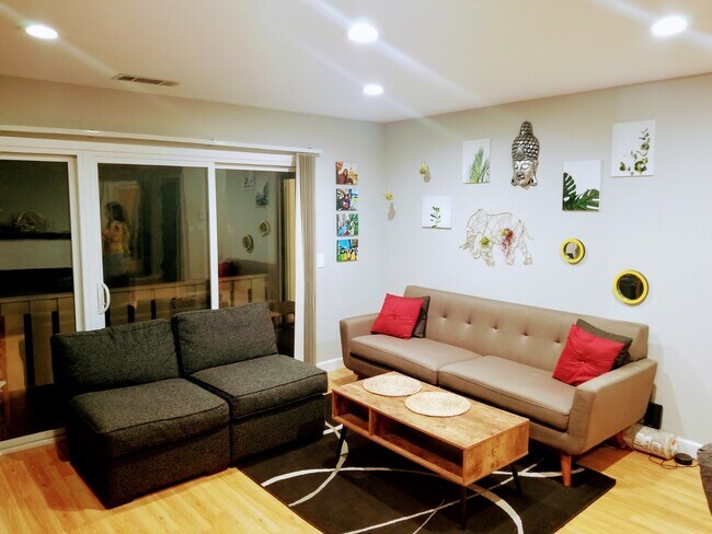 Foto del edificio - 735 Plum Tree Ct