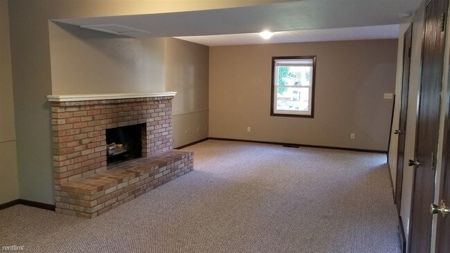 Building Photo - 2 br, 1.5 bath  - 134 Flowerdale Dr 134