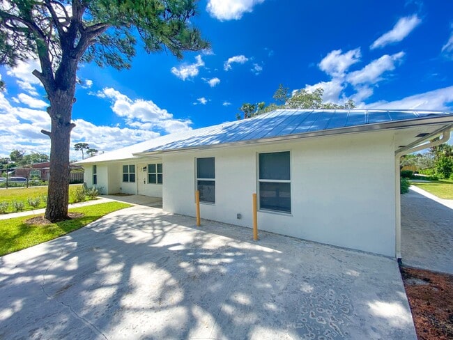 Building Photo - 4567 Gulfstream Rd