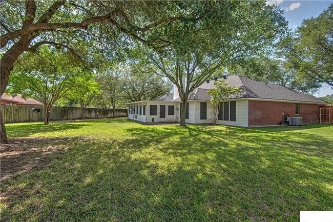 Foto del edificio - 5105 Sterling Dr