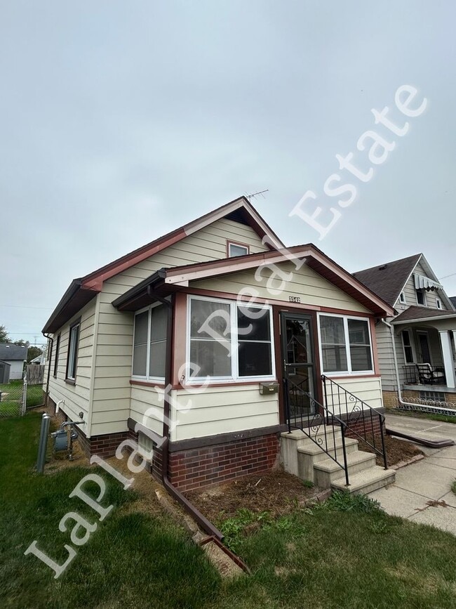 Building Photo - Charming 3-Bed, 1.5-Bath Home with Spaciou...