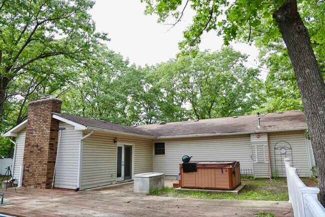 Foto del edificio - 16280 Hardwood Ln