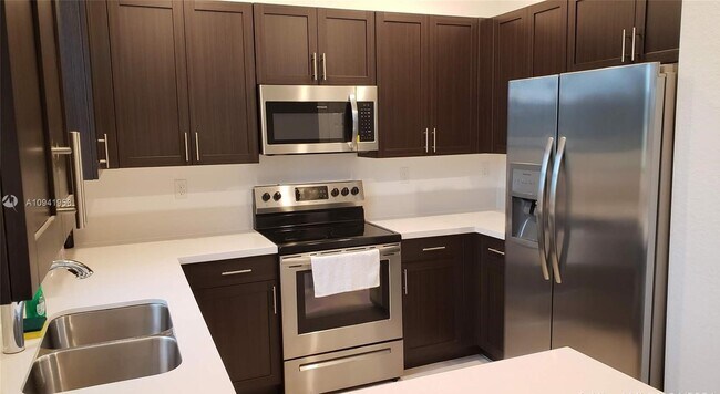 Foto del edificio - 18546 SW 2nd St