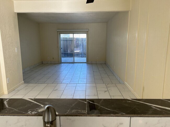 Foto del edificio - Spacious Townhome in Desirable Fairfield Area