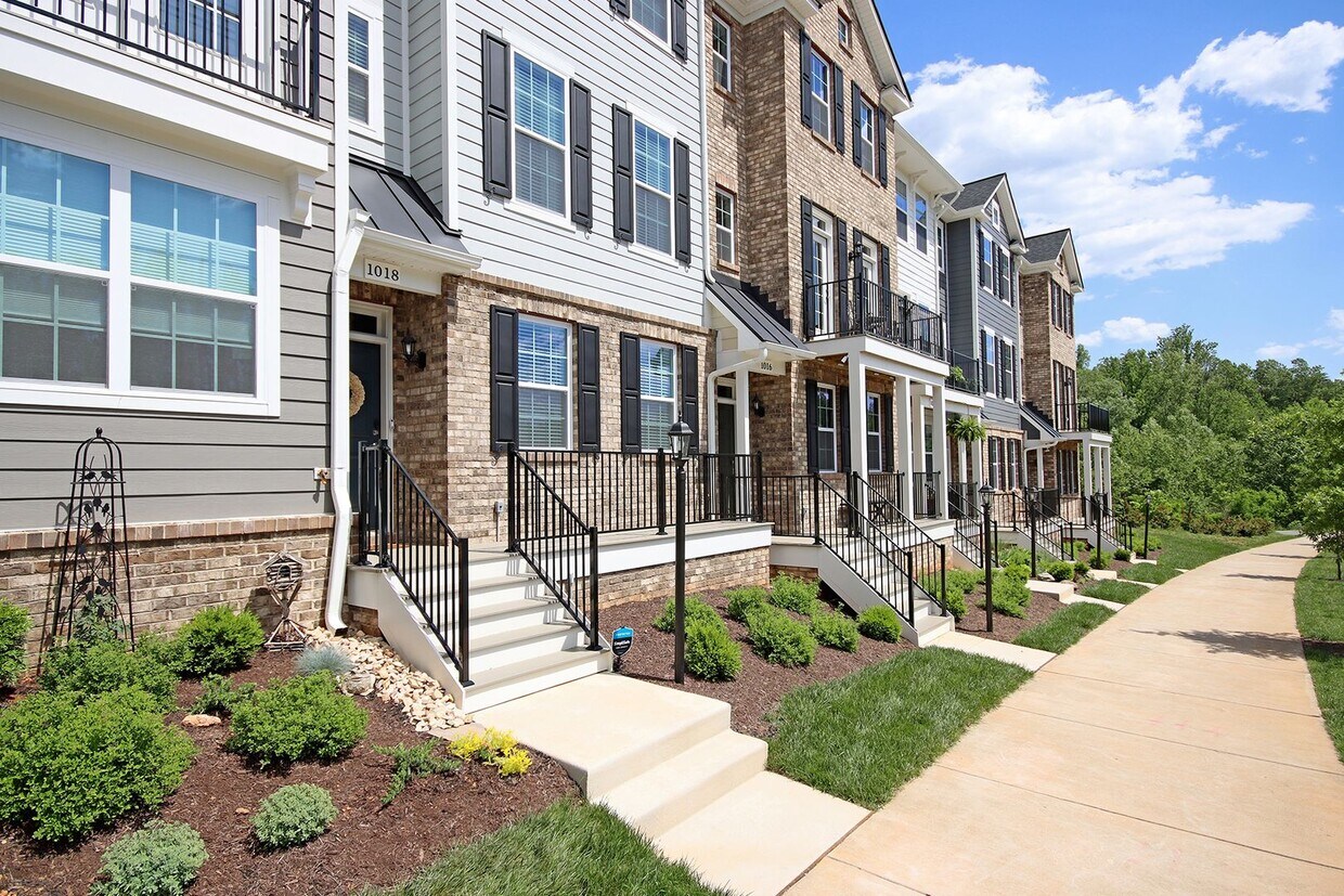 Primary Photo - Spacious Old Trail Townhome
