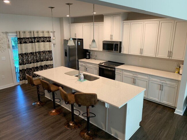 Building Photo - 4-bedroom, 3.5-bath townhouse in Dye Estates
