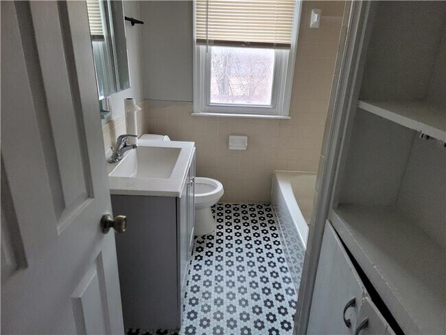 Building Photo - 2983 E Moreland Dr