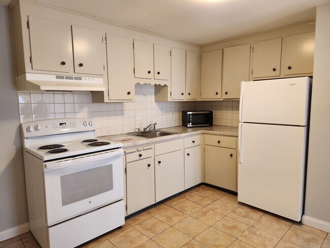 Building Photo - 31 Montvale Ave