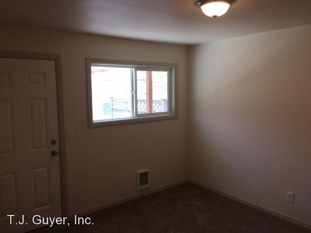 Building Photo - 3 br, 2 bath House - 512 Yew St.