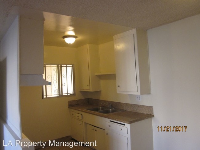 Building Photo - 909 S Normandie Ave