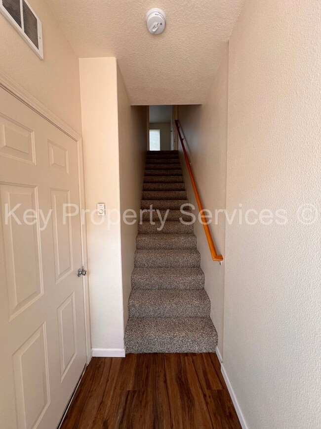Building Photo - Orchards Townhome with Extra Deep Garage