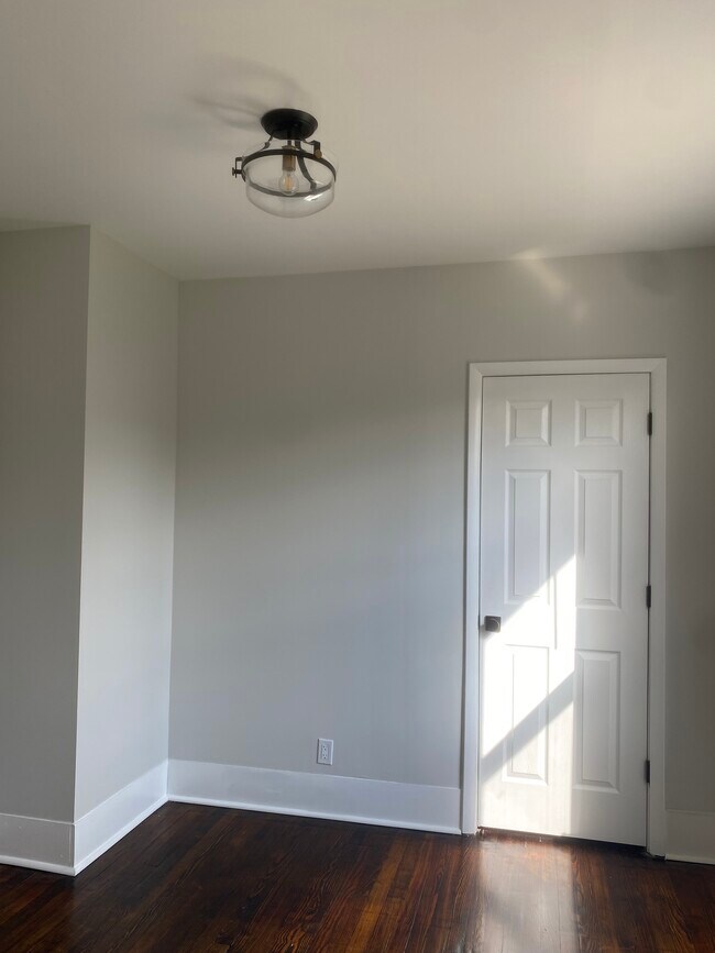 Building Photo - 481 Clove Rd