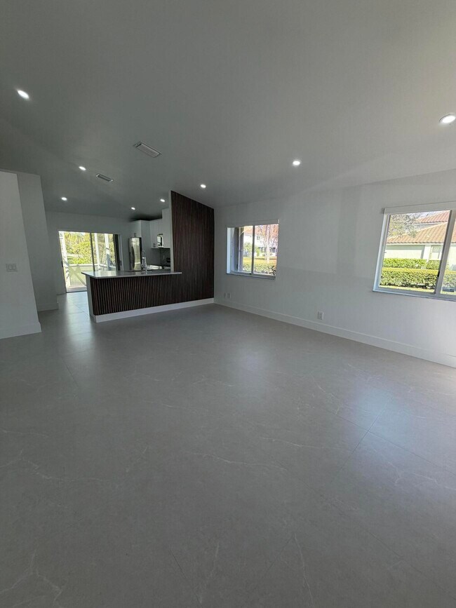 Foto del edificio - 20841 NW 1st St