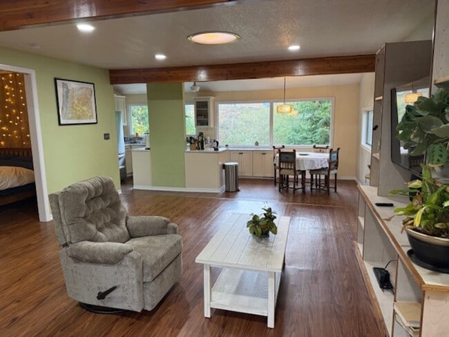 Building Photo - Charming Short Term Craftsman in Sunny Coq...