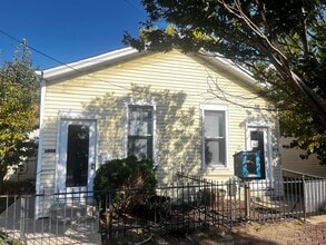 Building Photo - 1029 E Washington St