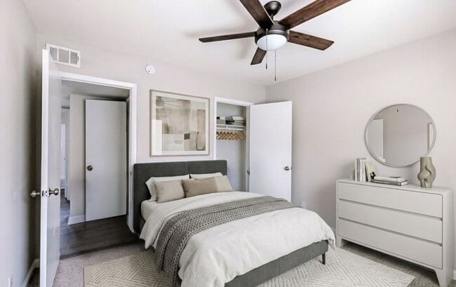 Foto del edificio - First-Floor 2-Bedroom Premium Apartment with Washer & Dryer | 850 SF