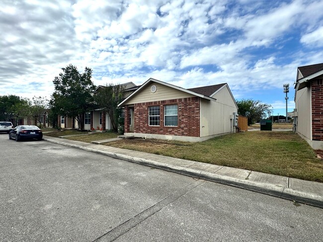 Building Photo - Nice 3 Bedroom 2 Bath in Gated Coppertree ...