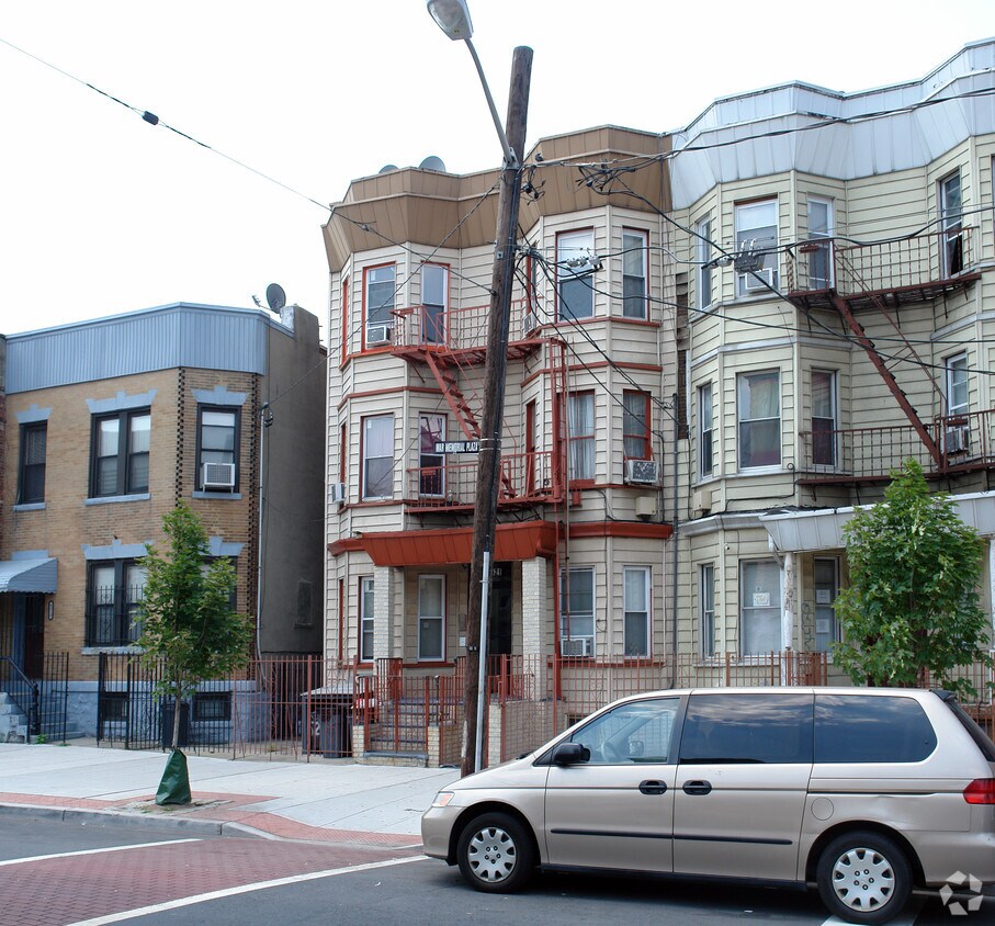Primary Photo - 4521 Broadway