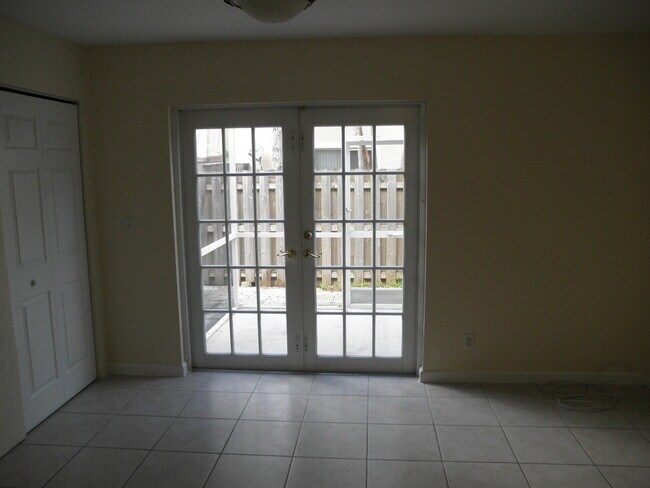 Building Photo - 876 Summit Lake Dr
