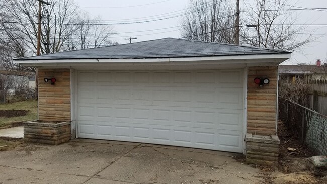 Building Photo - 1420 Candlewood Three Bedroom, 1 Bathroom,...