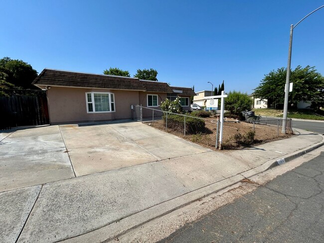 Building Photo - 4 Bed, 2 Bath in the Heart of Santee!