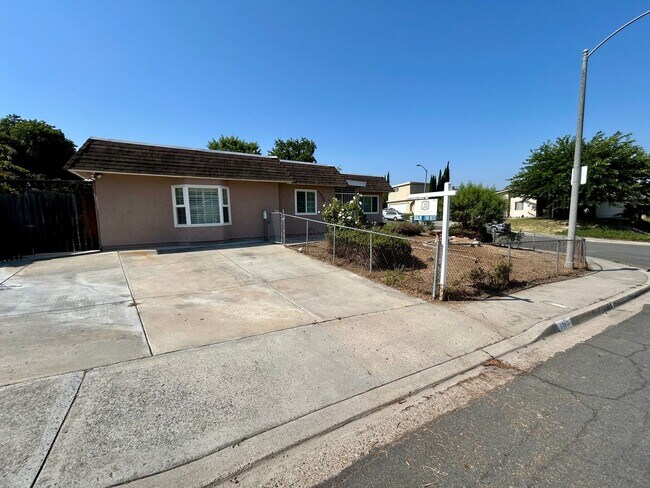Foto del edificio - 4 Bed, 2 Bath in the Heart of Santee!