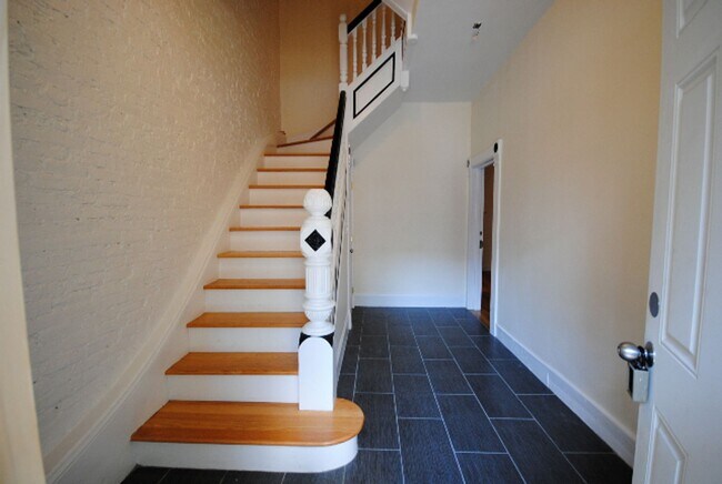 Foto del edificio - No Brokers Fee, In-Unit Washer and Dryer, Eat-in Kitchen, Private Deck