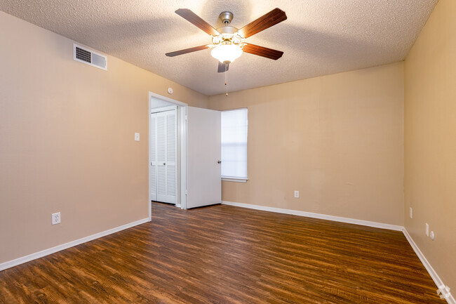 1BR, 1BA - 678SF - Bedroom - Highlands of Duncanville