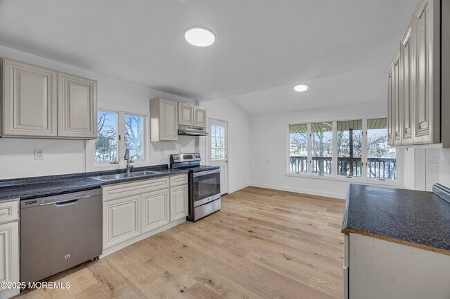 Building Photo - 234 Beach Ave