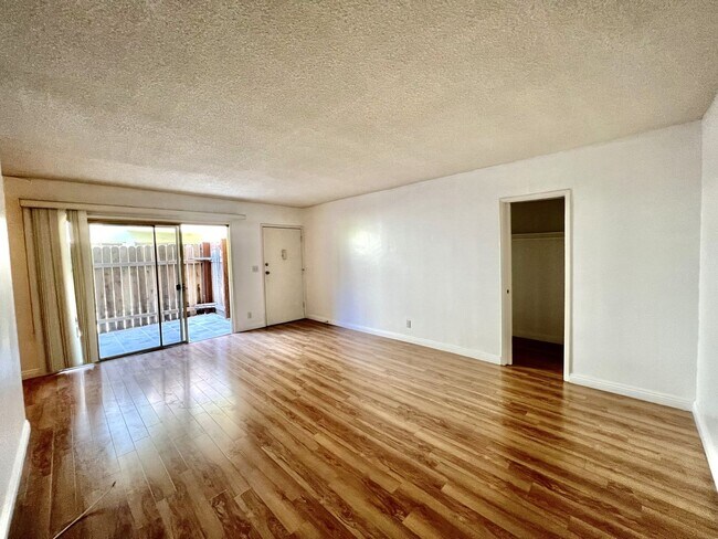 Building Photo - Cozy 2 Bedroom, 2 Bath Condominium in Gate...