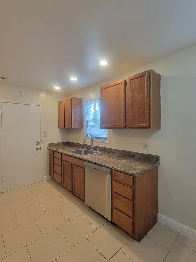 Building Photo - Charming 2 Bedroom, 1 Bathroom Home in San...
