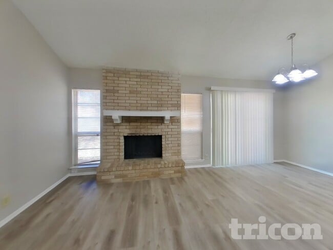 Building Photo - 15022 Old Creek St