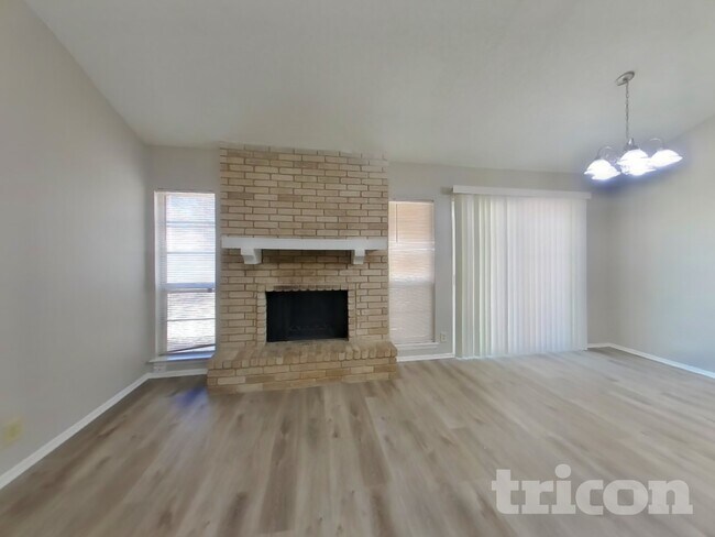 Foto del edificio - 15022 Old Creek St